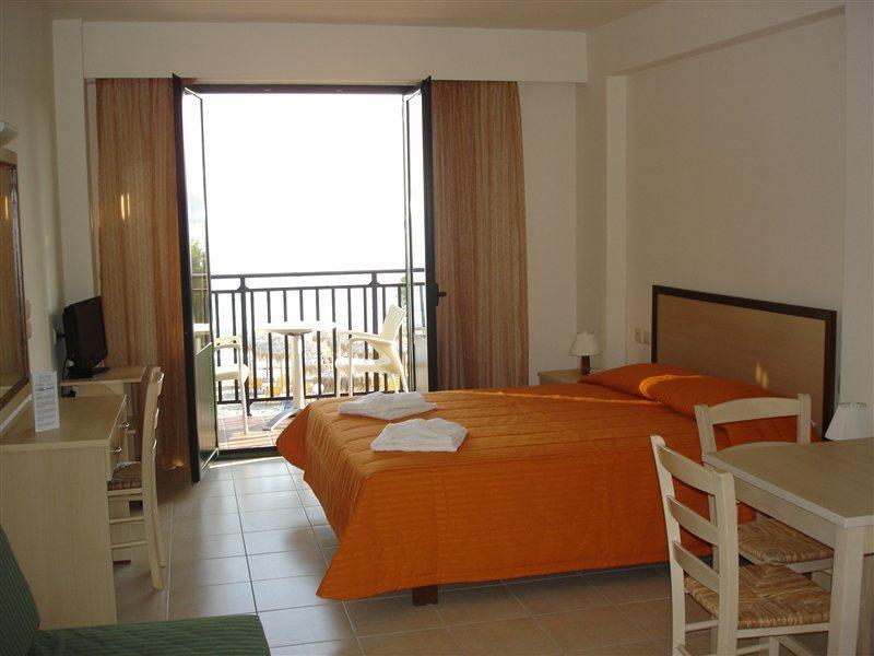 Margarita Beach Hotel Agia Marina Dış mekan fotoğraf
